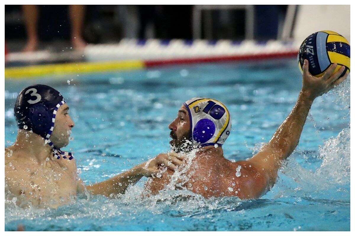 Sabadell’s Sergi Cabanas with Marseille’s Thomas Vernoux. Photo: CN Marseille